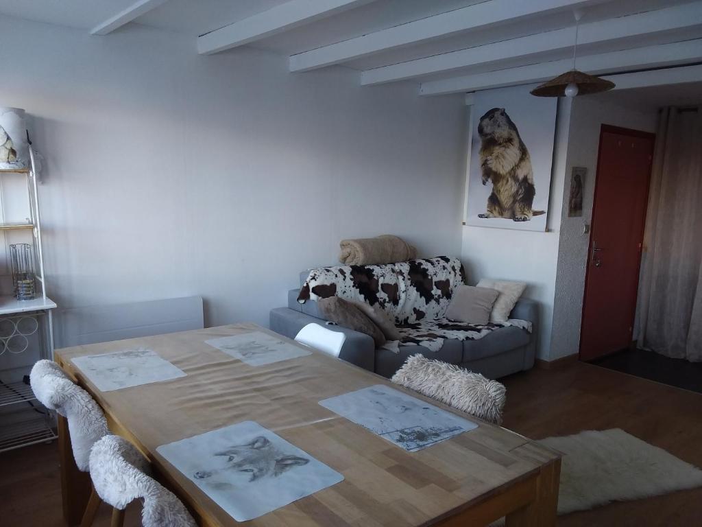 a living room with a table and a couch at ETOILE D ARGENS Chalet N 2 in Laye