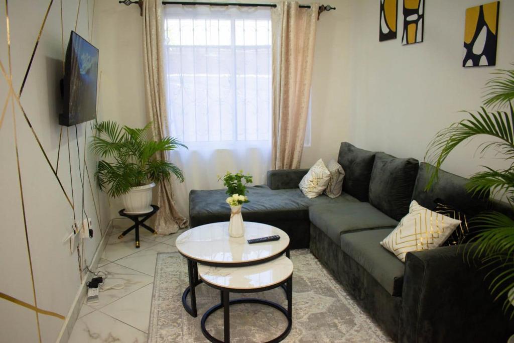 sala de estar con sofá y mesa en Missy Hidden gem, en Mombasa