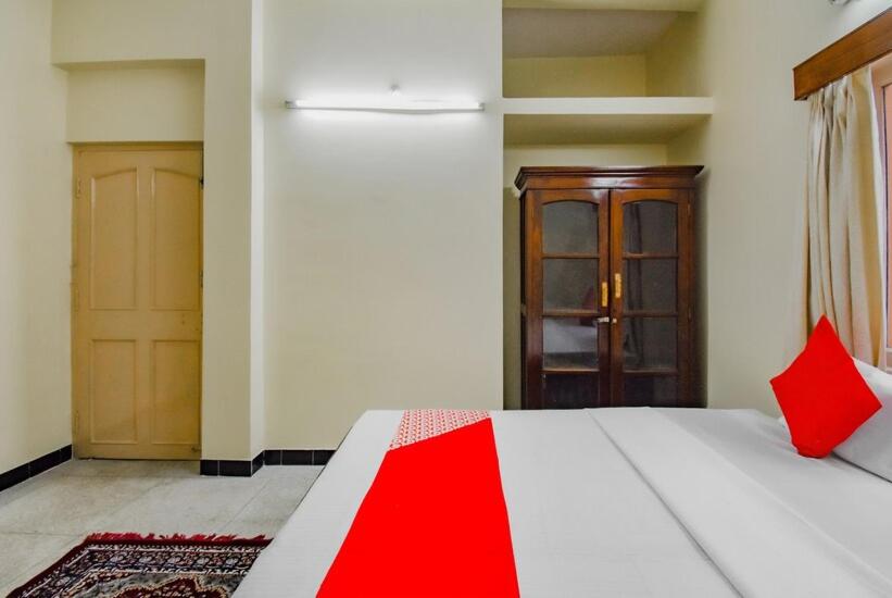 Postel nebo postele na pokoji v ubytování OYO Retro Residency