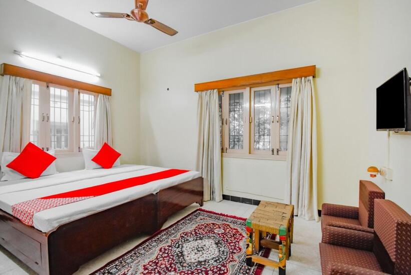 Postel nebo postele na pokoji v ubytování OYO Retro Residency