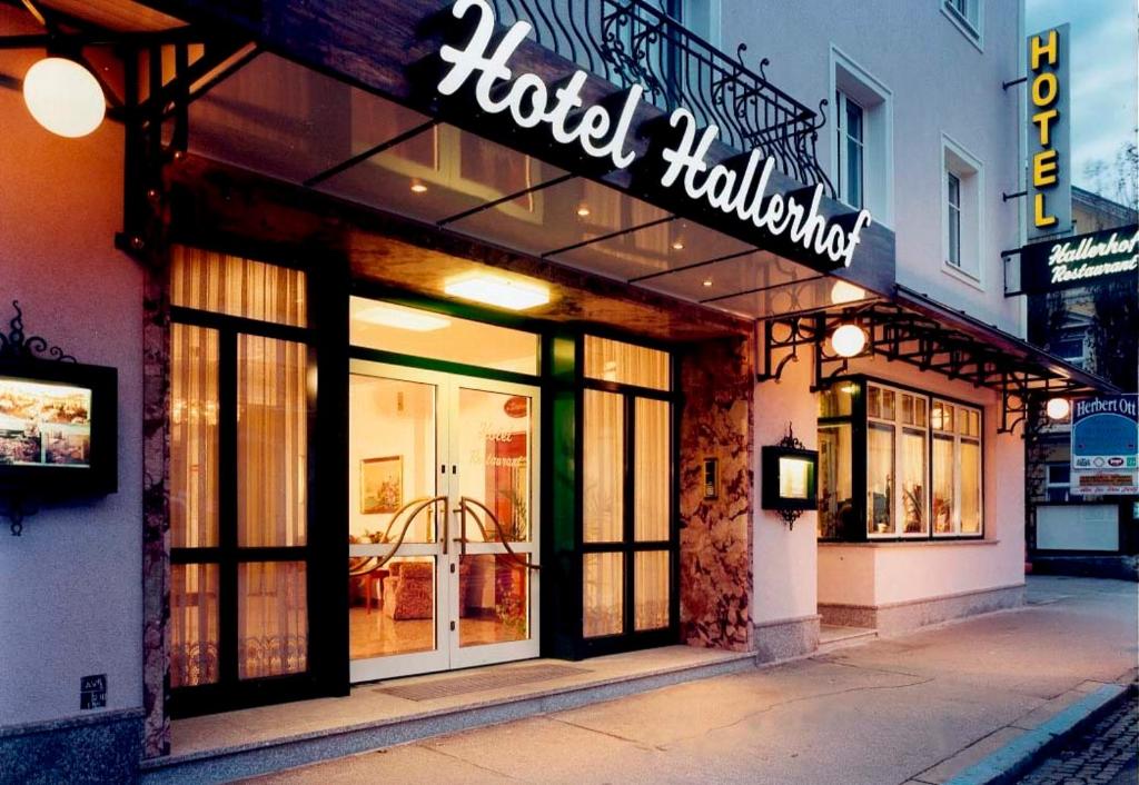 ein Hotelgebäude mit einem Schild auf der Vorderseite in der Unterkunft Hotel Hallerhof in Bad Hall