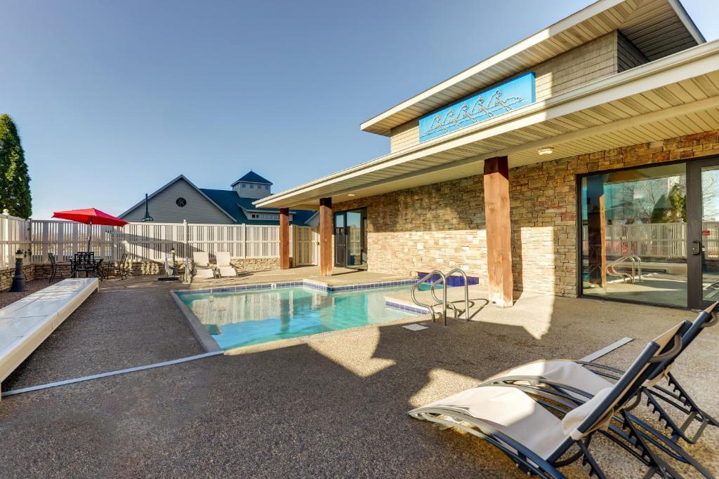Bazén v ubytování Stoney Creek Hotel Moline nebo v jeho okolí