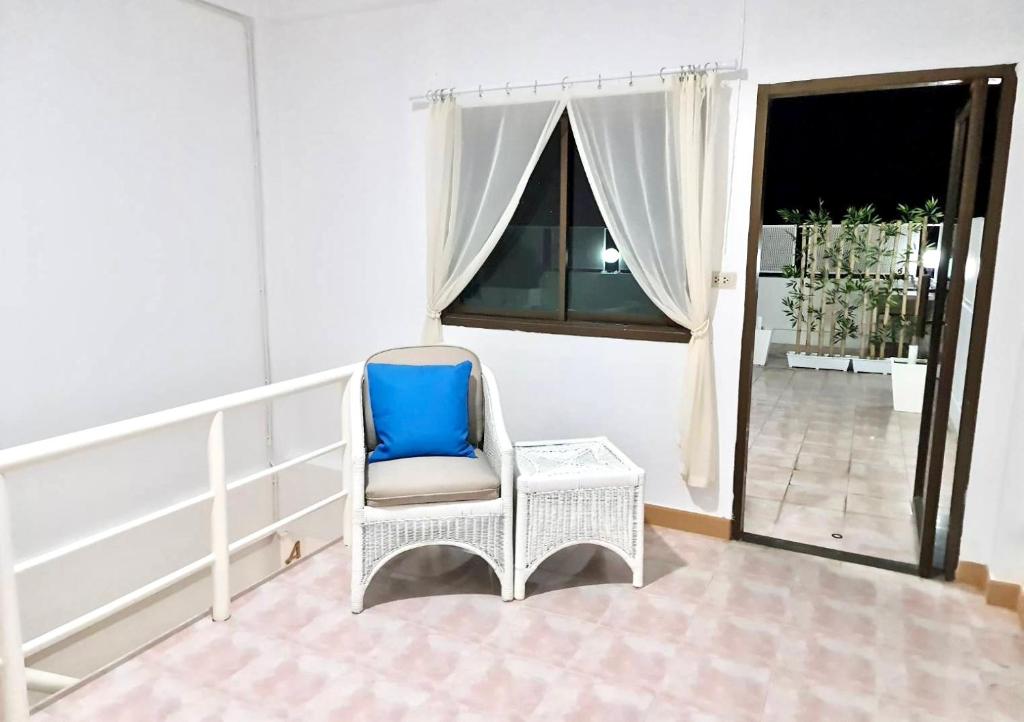 Balkón nebo terasa v ubytování Costa Bed Cha Am