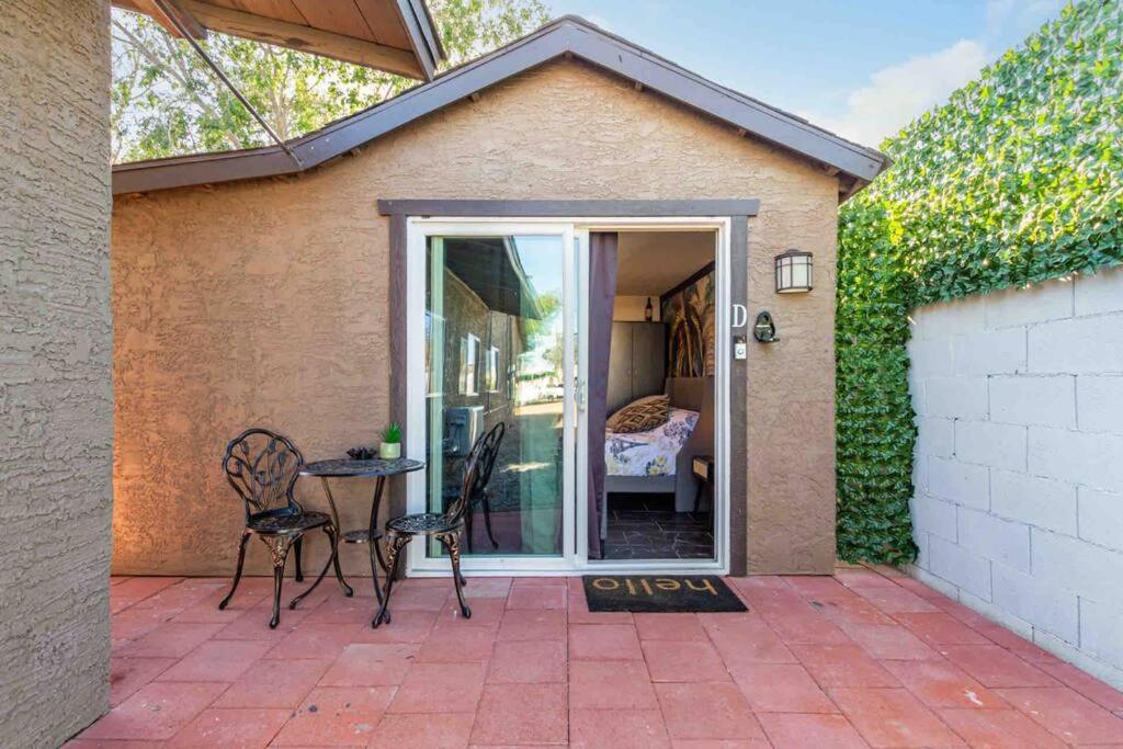 um pátio com 2 cadeiras, uma mesa e um quarto em Your Tiny Downtown Home with Backyard Unit D em Phoenix