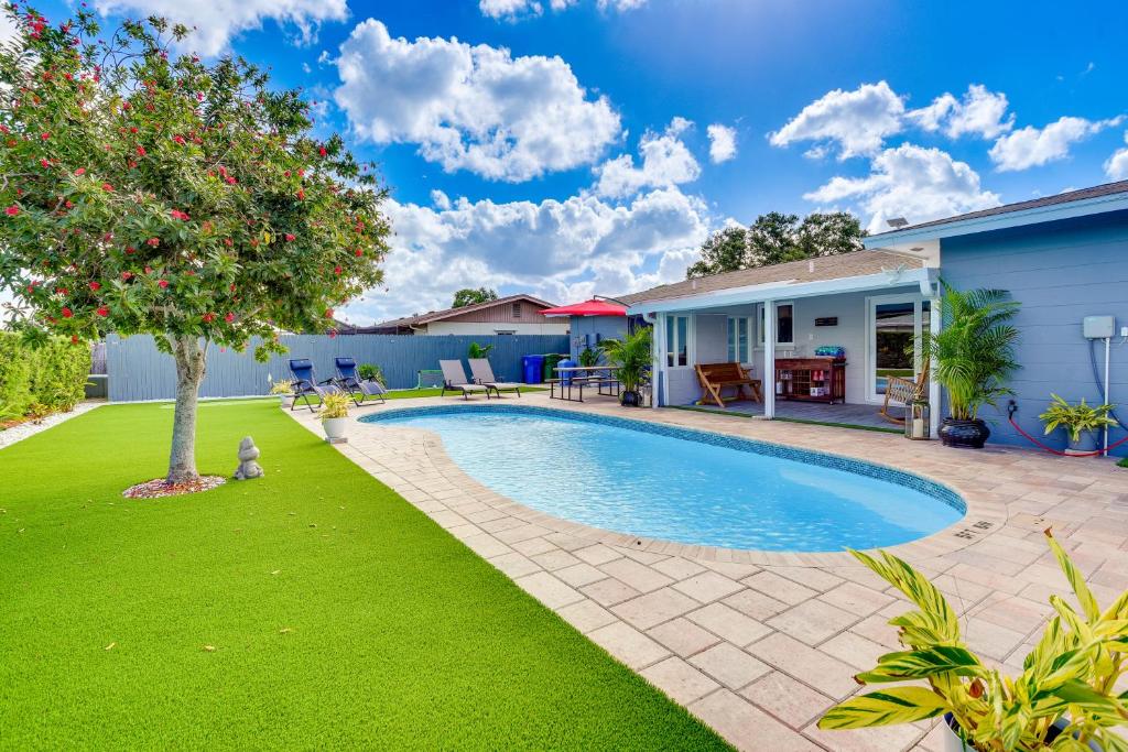 un patio con piscina y una casa en Bradenton Paradise Pool, Patio and Putting Green!, en Bradenton