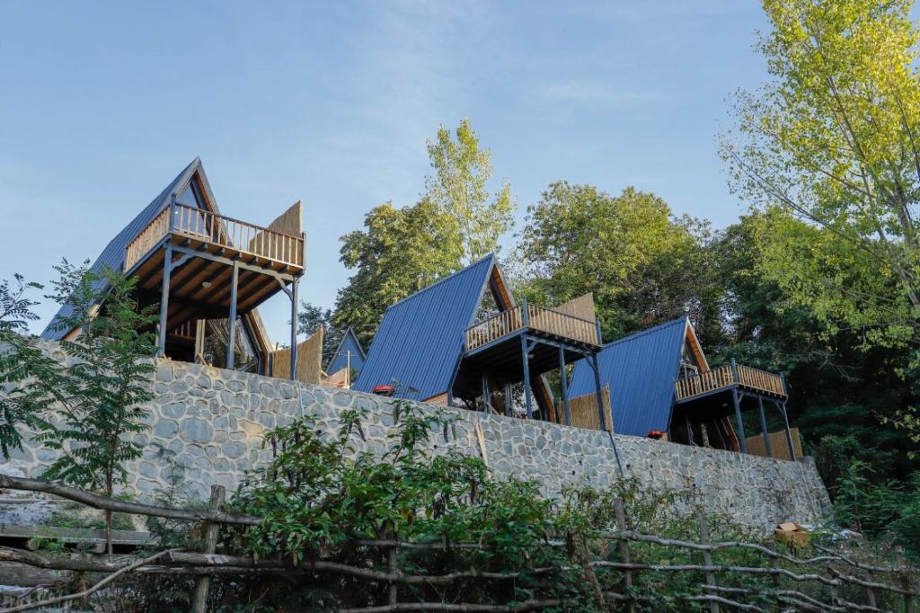 ein Haus auf einer Steinmauer in der Unterkunft SAPANCA LİFE GARDEN BUNGALOV in Sapanca