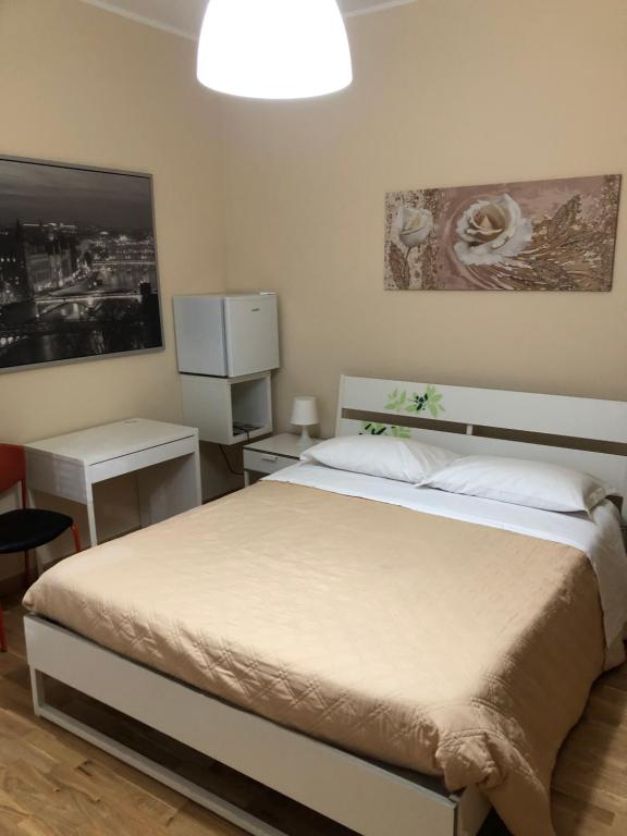 - une chambre avec un lit dans l'établissement Moon River Guest House, à Pescara