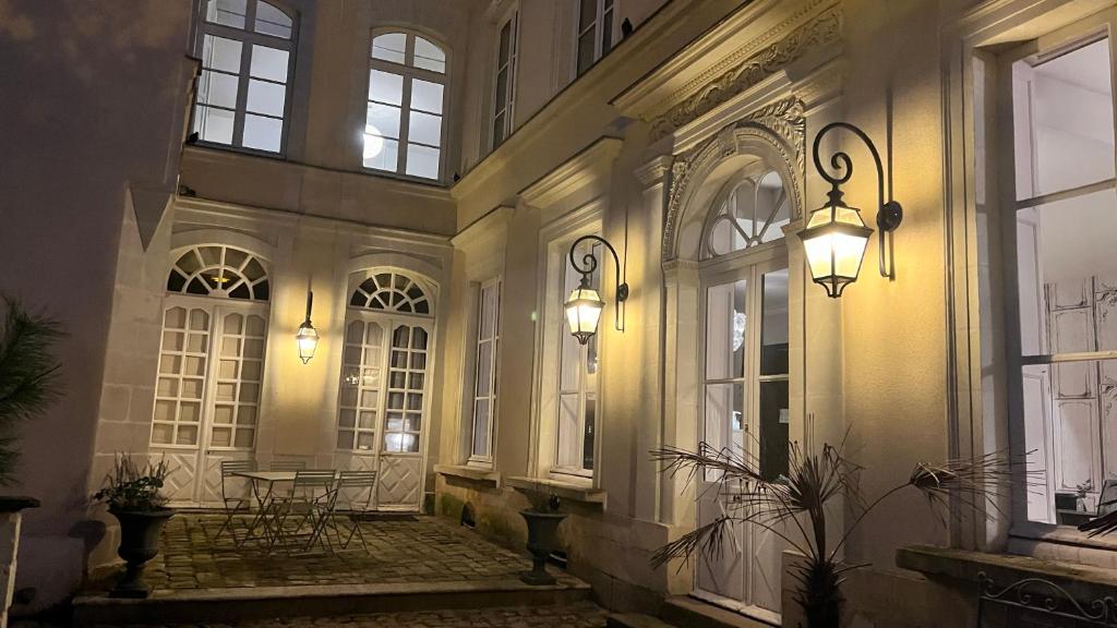 Maison Bossoreil - appartement Aubance في أنجيه: ساحة فارغة لمبنى به نوافذ وأضواء