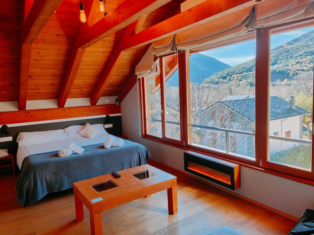 1 dormitorio con cama y ventana grande en Can Congost, en Sort