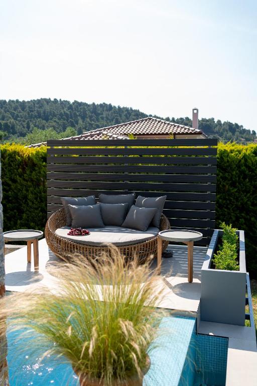 Balkón nebo terasa v ubytování Stone build suite with private pool