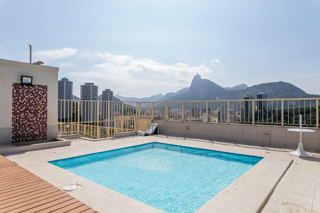 a swimming pool on the roof of a building at Sunset Urca - Piscina, Garagem e Conforto in Rio de Janeiro