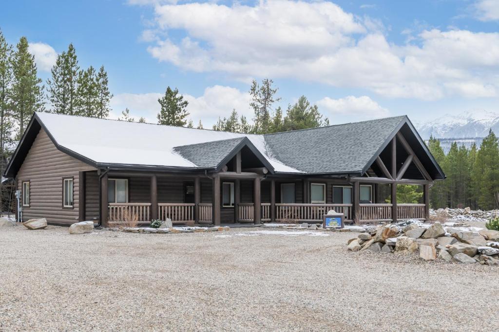 a log cabin with a gambrel roof at Lazy Moose in Valemount