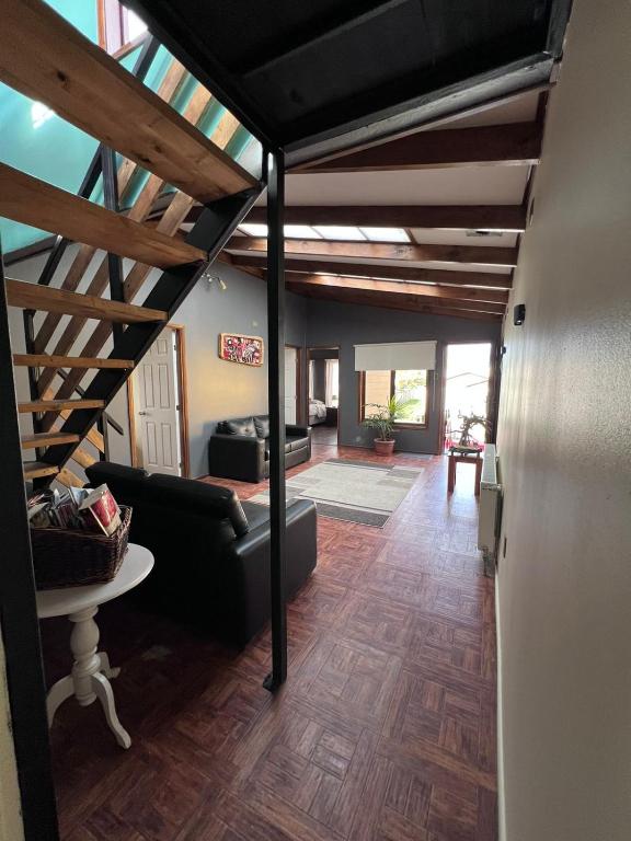 uma sala de estar com um sofá e uma mesa em SHEUEN PATAGONIA em Puerto Natales