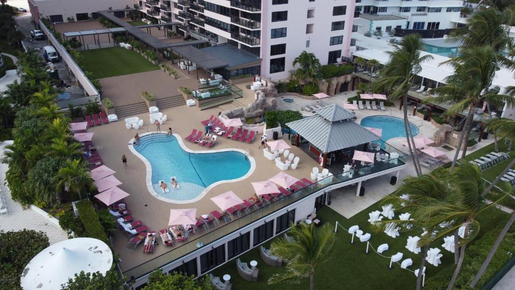 una vista aérea de una piscina en un complejo en Two Bedroom on the Beach with balcony and Oceanview, en Miami Beach