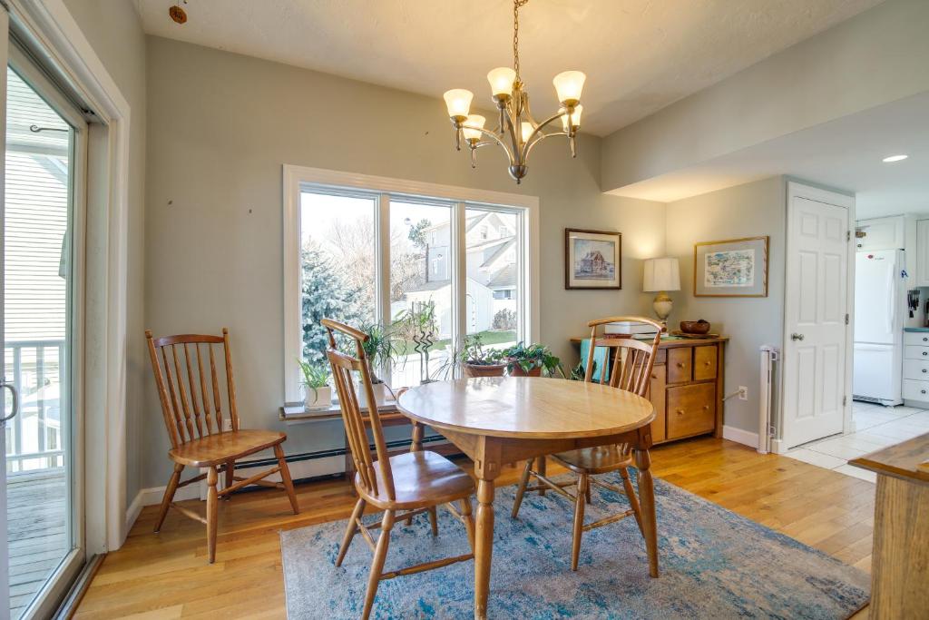 Kuchyň nebo kuchyňský kout v ubytování Scituate Vacation Rental - Walk to the Beach!
