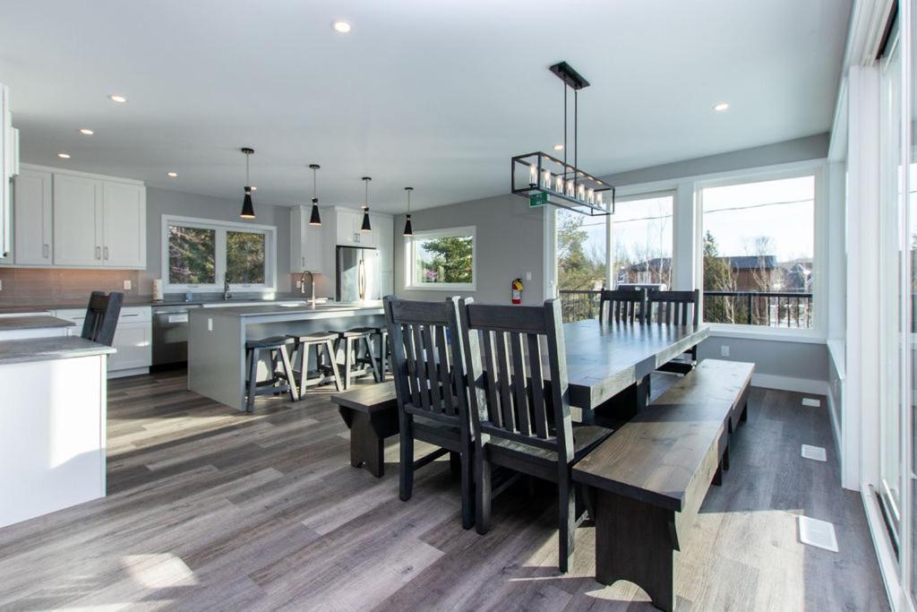 a kitchen and dining room with a table and chairs at 107 Birchview Trail in Blue Mountains