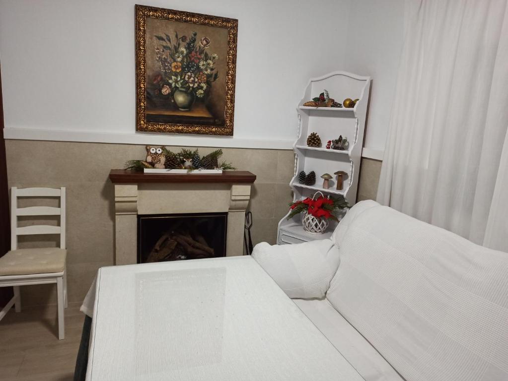 uma sala de estar com uma cama e uma lareira em Casa La Loma en Archidona em Málaga