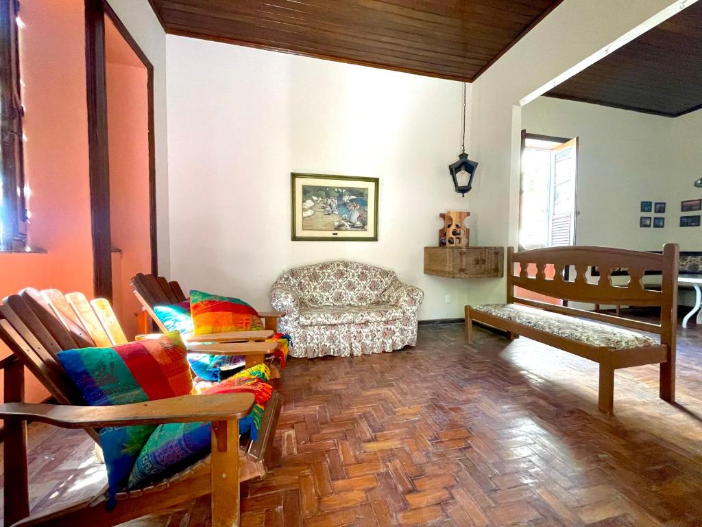 un salon avec des chaises et un canapé dans l'établissement Santa Teresa RJ, à Rio de Janeiro