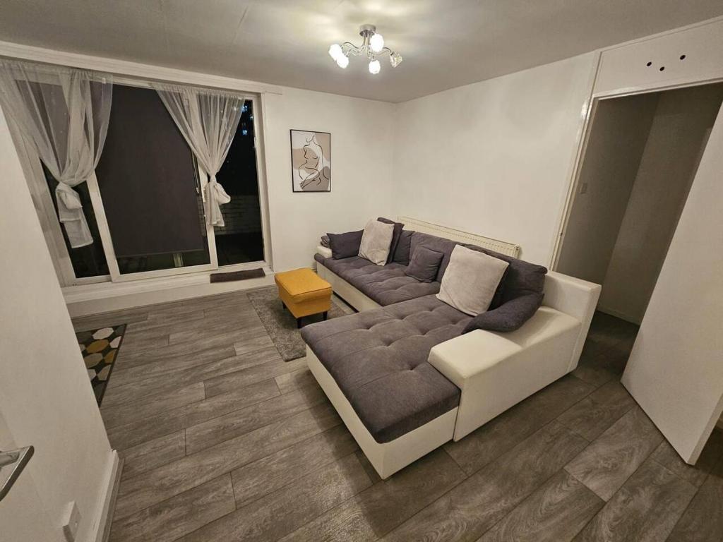 un soggiorno con divano e tavolo di Stunning 1-Bed Apartment in London a Londra