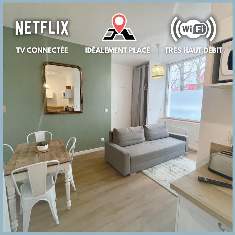 un salon avec un canapé et une table dans l'établissement Reyloft • Situé au cœur de Douai & Wifi fibre, à Douai