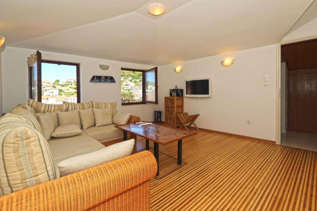 uma sala de estar com um sofá e uma mesa em Apartment Plaza em Hvar