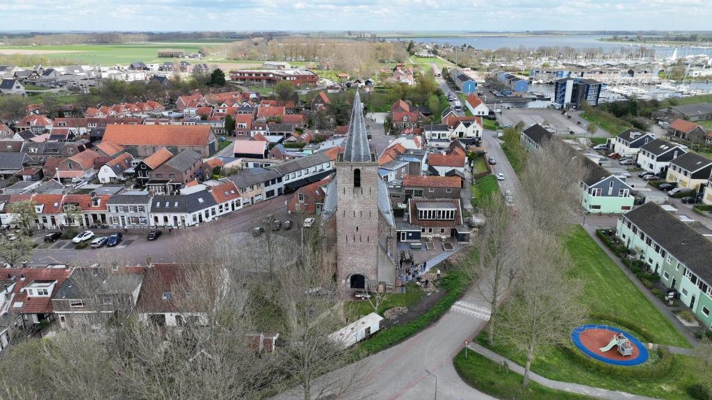 uma vista aérea de uma cidade com uma torre do relógio em De Nieuwe Poort Kortgene em Kortgene