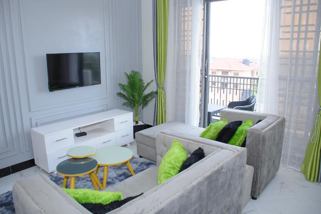坎帕拉的住宿－Cozy Oasis，带沙发和电视的客厅