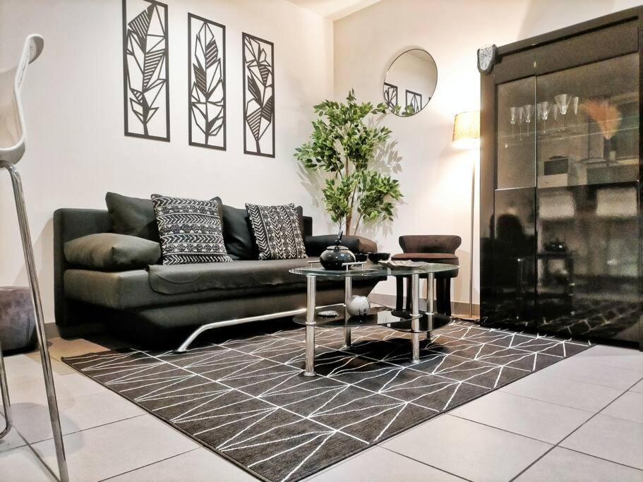 - un salon avec un canapé et une table dans l'établissement Le Bogolan ~ Cosy & Design, à Clermont-Ferrand