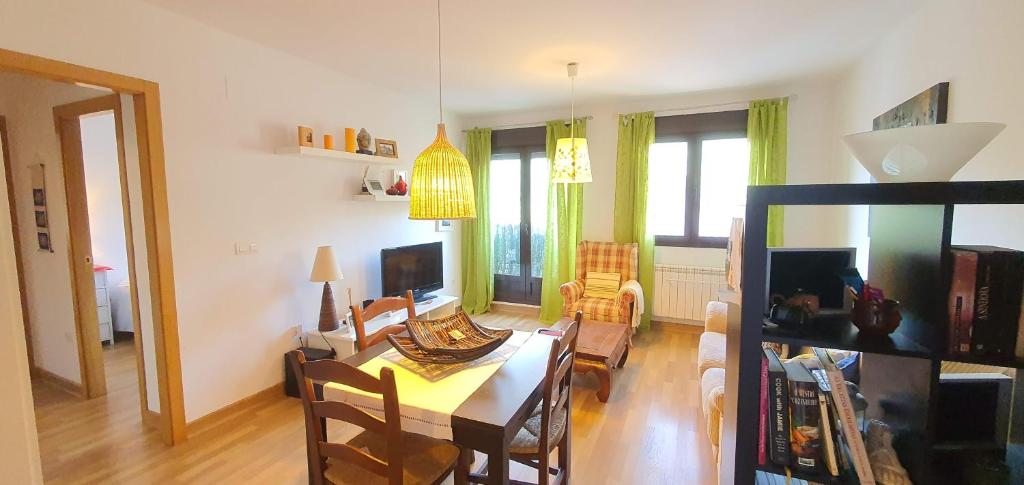 Una sala de estar con una mesa y un comedor. en Balcon del Calar 27, Guejar Sierra, en Güéjar-Sierra