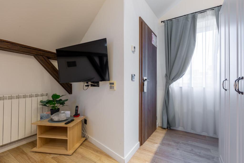 TV a/nebo společenská místnost v ubytování Konak Sibiu