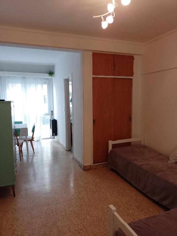 um quarto com uma cama, um armário e uma mesa em CÓMODO MONOAMBIENTE ZONA ALDREY em Mar del Plata