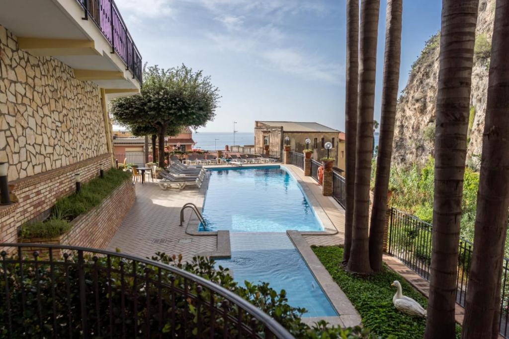 Bazén v ubytování Hotel Corallo nebo v jeho okolí