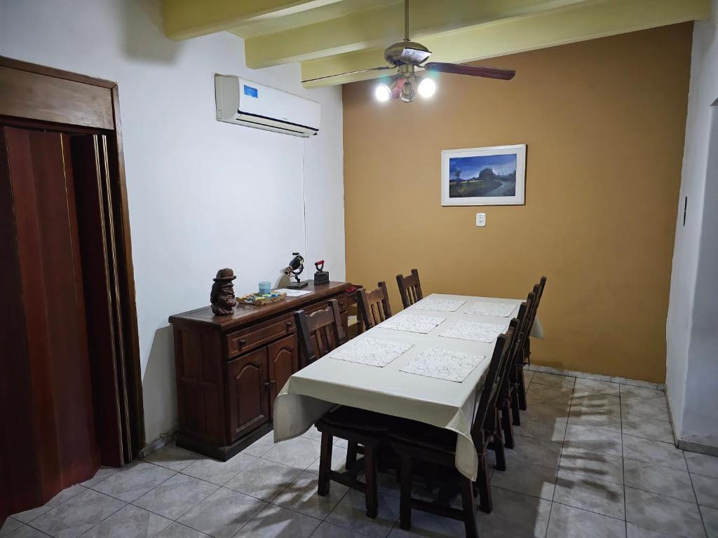 コルドバにあるCasa, hogar equipado para el viajero y su familia.のダイニングルーム(テーブル、テーブル、椅子付)