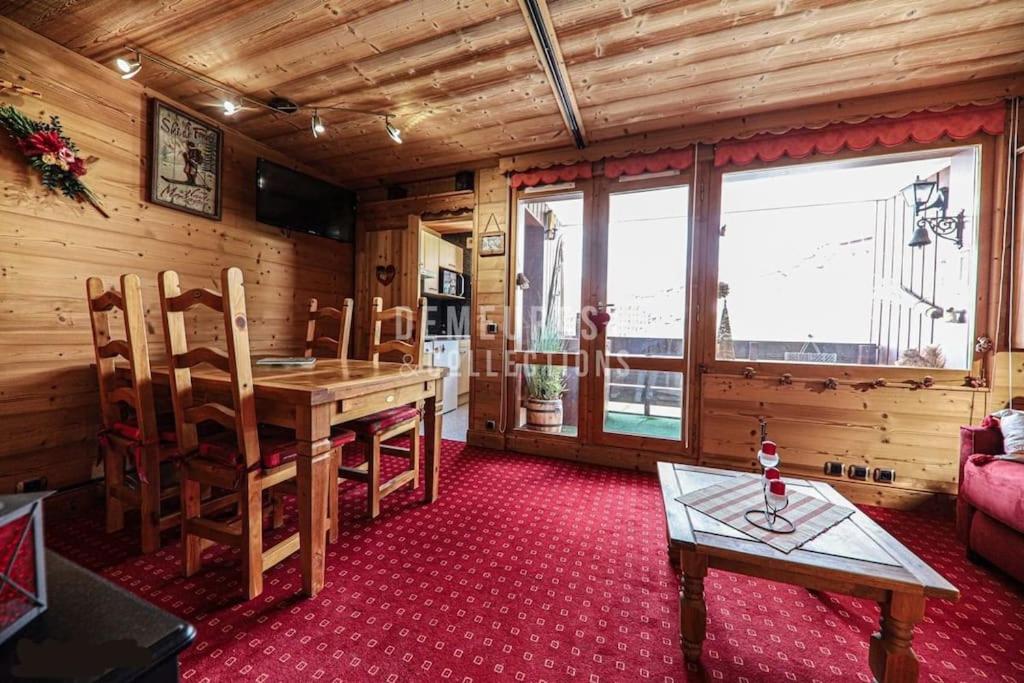 une salle à manger avec une table et des chaises dans une cabine dans l'établissement Belle Plagne - Skis aux pieds - Pierre de Soleil, à La Plagne Tarentaise