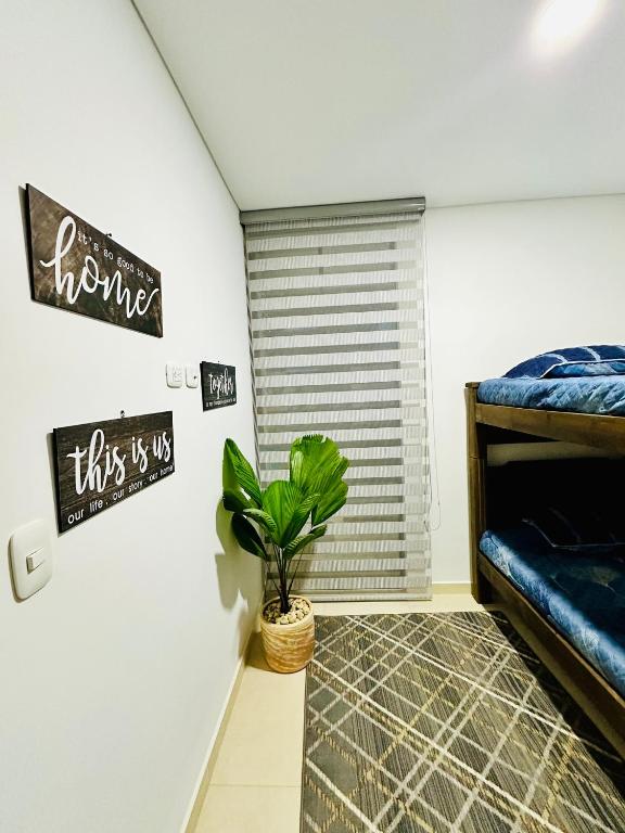 Postel nebo postele na pokoji v ubytování Apartamento Privado Vacacional a 5m del Aeropuerto, 20 minutos del Parque del Cafe y Centro de Armenia con 4 Piscinas, 3 Jacuzzi, Sauna By Molca Xperiences 3H