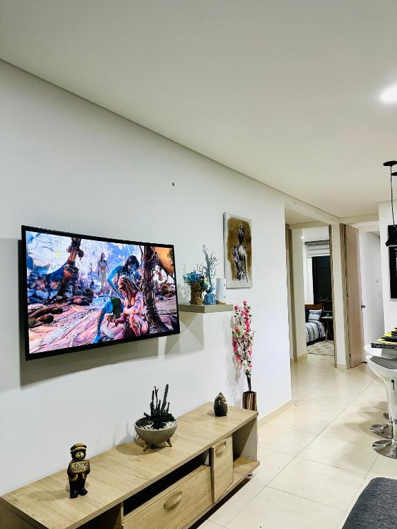 TV a/nebo společenská místnost v ubytování Apartamento Privado Vacacional a 5m del Aeropuerto, 20 minutos del Parque del Cafe y Centro de Armenia con 4 Piscinas, 3 Jacuzzi, Sauna By Molca Xperiences 3H