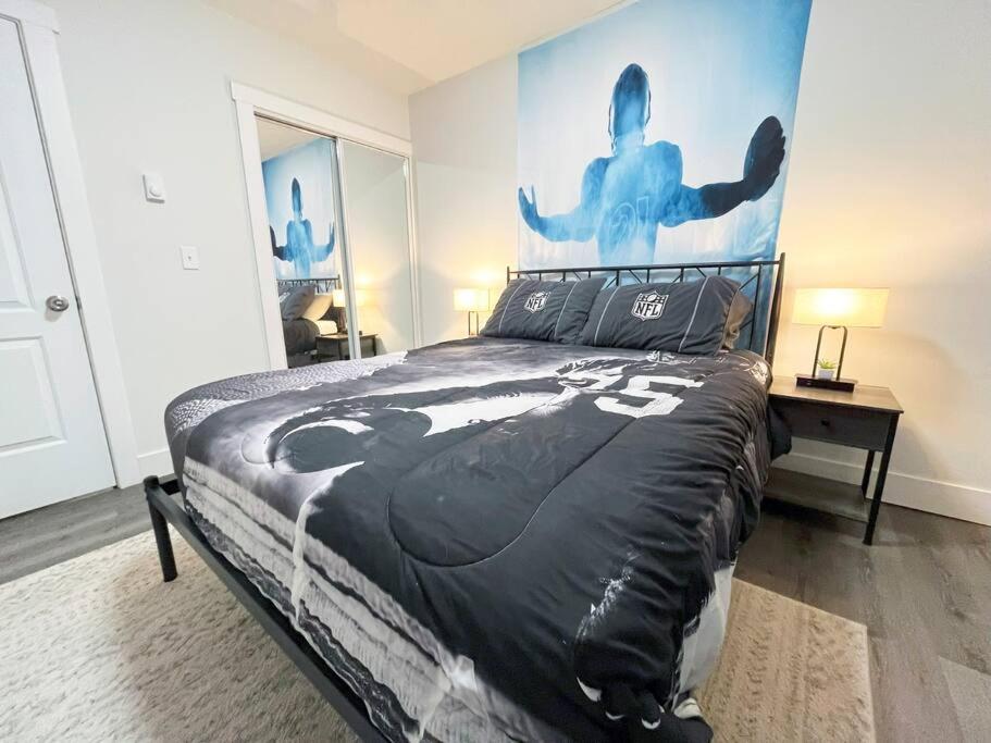 Cama ou camas em um quarto em New Hall Of Fame Apartment - Bottom Fl