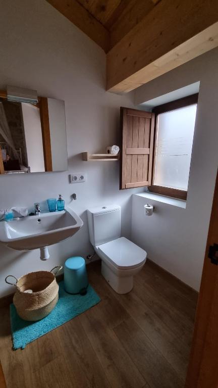 Łazienka z białą toaletą i umywalką w obiekcie Casa Luenga w mieście Vinuesa