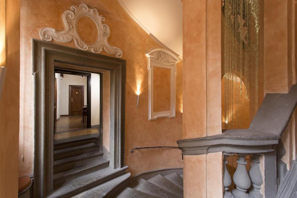 einen Flur mit einer Treppe in einem Gebäude in der Unterkunft Hotel Teatro Pace in Rom