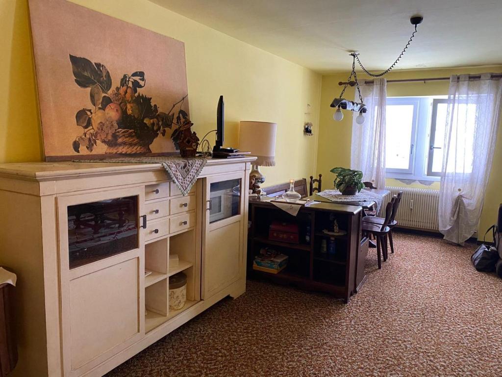 Merlin Malga San Giorgio 6 في بوسكو تيسانيوفا: مطبخ مع كونتر وطاولة في الغرفة