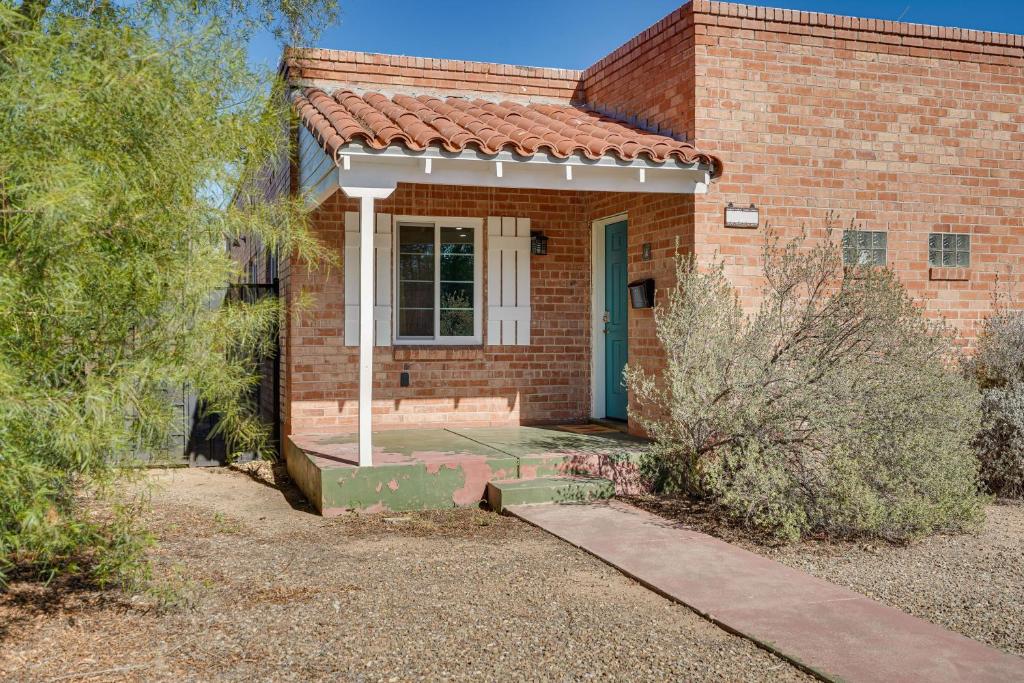 Ideally Located Tucson Townhome 2 Mi to Downtown! في توسان: منزل من الطوب الأحمر مع باب أزرق
