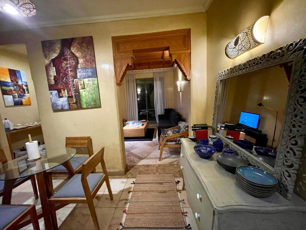 una sala de estar con un sofá y una mesa en Les Fleurs du Bien - Marrakech, en Marrakech
