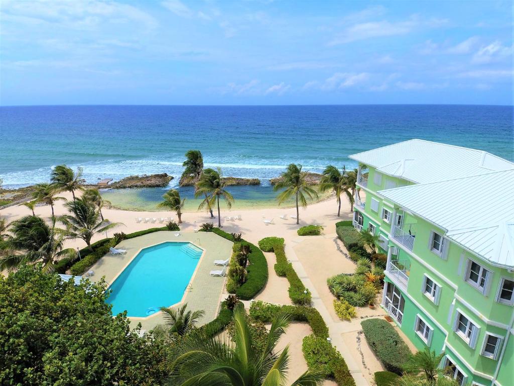 una vista aerea di un resort con piscina e oceano di On The Bay a North Side