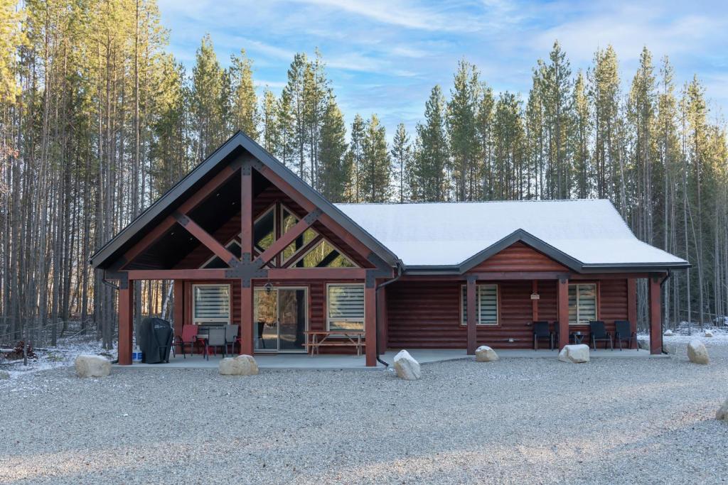 韋爾芒特的住宿－The Sundance Cabin，屋顶上积雪的树林小屋