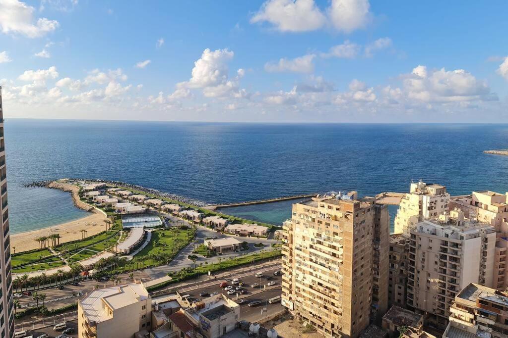 z powietrza widok na miasto i ocean w obiekcie San Stefano Plaza w Aleksandrii