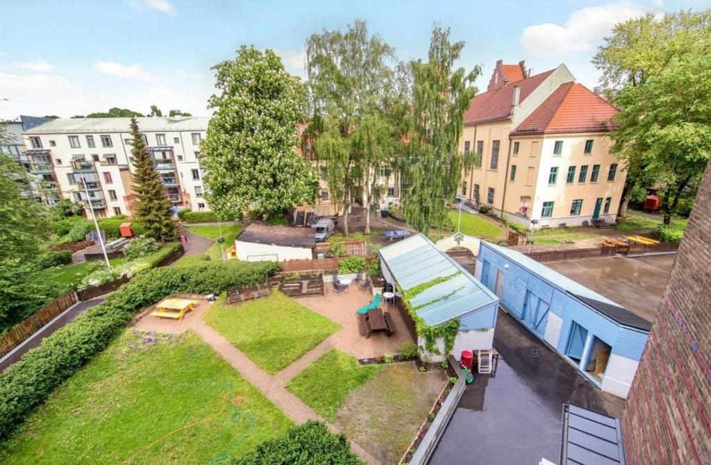 an aerial view of a yard with a building at Apartment in Greenland, Oslo in Oslo