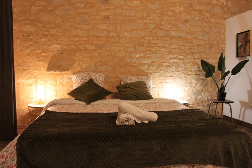 1 dormitorio con 1 cama grande con manta marrón en Magnifique Grange Entièrement Rénovée, en Marcillac