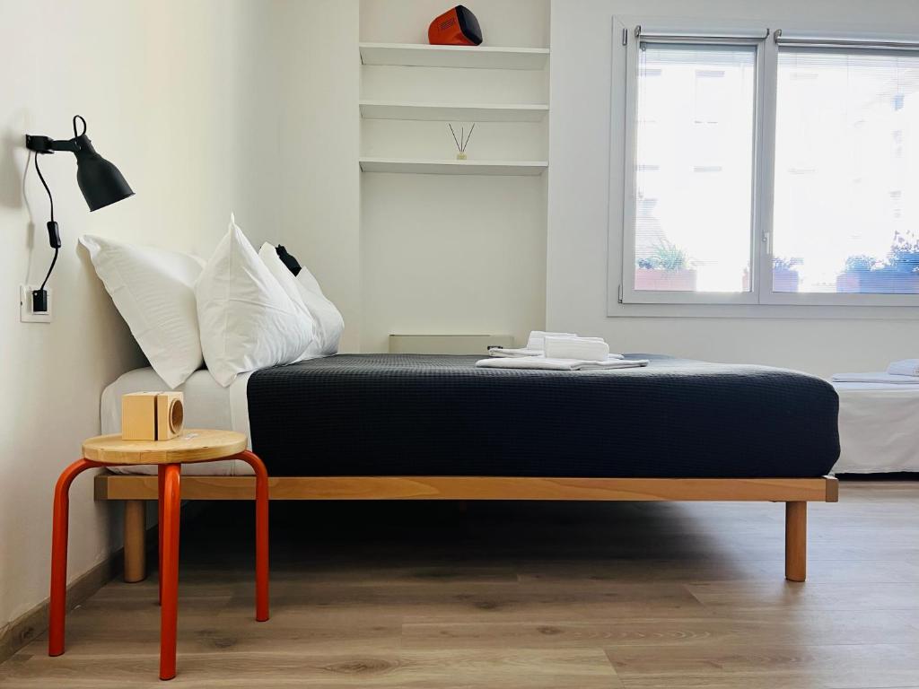 una camera con letto, tavolo e finestra di Centro Storico e Piazze - Free WiFi - Suite Antenore Deluxe a Padova