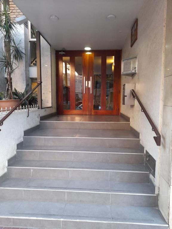a set of stairs leading to a wooden door at Apartamento IdeaL Independencia VI in Mendoza