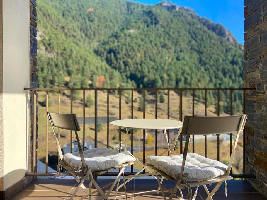 two chairs and a table on a balcony with a mountain at Iconic - Terraza Con Increibles Vistas Al Valle de ARINSAL - 6PAX - SENDERISMO & ESQUÍ - Free Parking in Arinsal